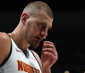 被戈贝尔防傻了！约基奇26中7生涯最差 正负值-21