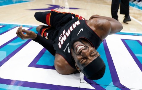 重伤离场！热火阿德巴约拼抢中倒地 腰部受伤恐难再战