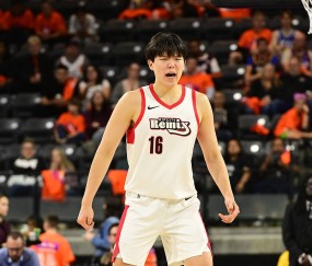 杨瀚森季后赛首战6分5板2助+2盖帽 混音险胜卡皮坦人