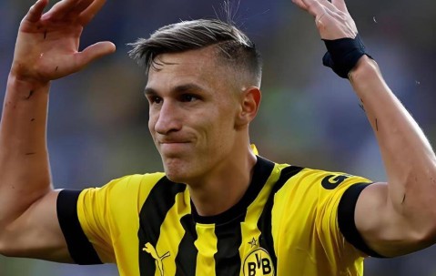 曼联利物浦上演抢人大战，德甲5500万铁卫身价腰斩，3000万镑谁能签下这位德国后防核心？